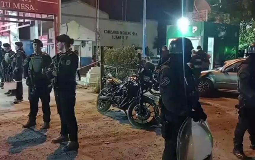 Al menos 30 presos mantuvieron de reh�n a un polic�a durante un mot�n en Moreno