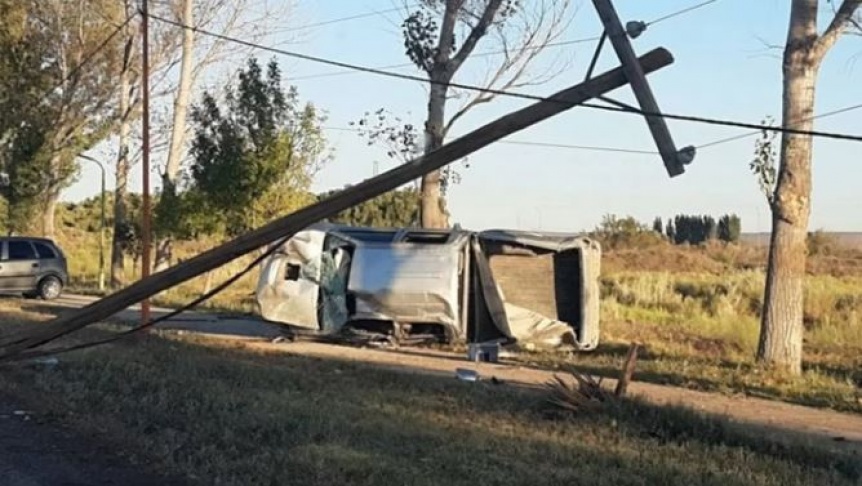 Una camioneta choc contra un poste y una adolescente muri en la ruta