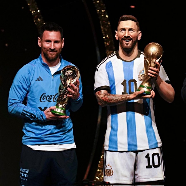 Messi descubrió su estatua en el homenaje a los campeones