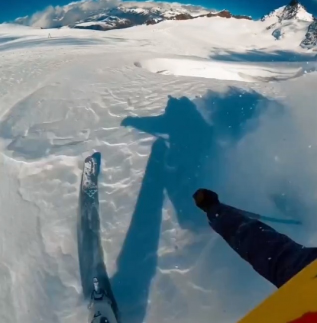 VIDEO | Un esquiador estuvo al borde de la muerte tras caer por la grieta de un glaciar