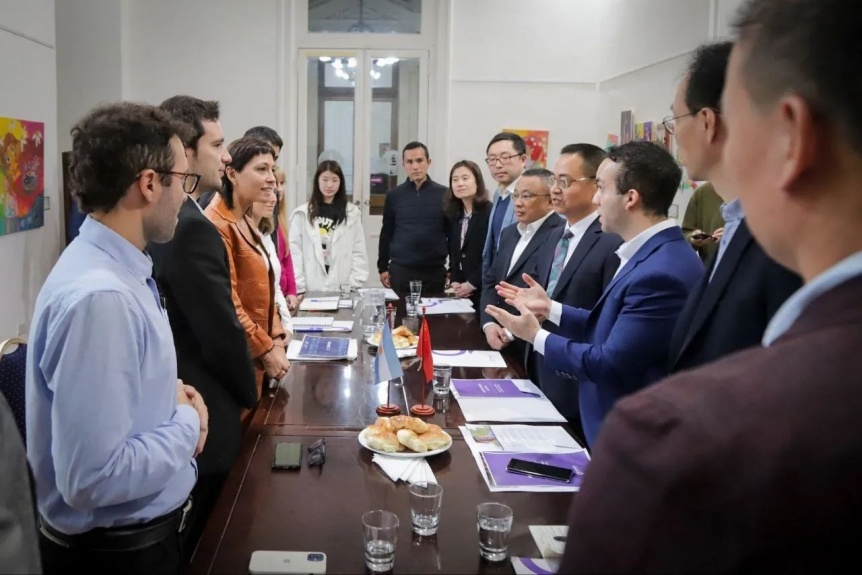 Mayra Mendoza se reunió con una delegación de la República Popular China