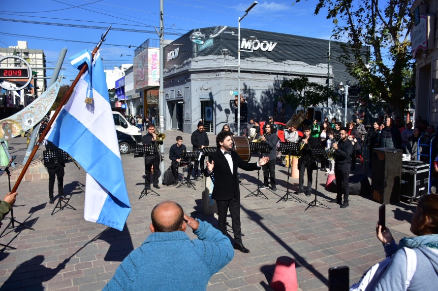Conmemoraron el Día del Himno con la Orquesta Sinfónica Municipal en la peatonal Monteagudo