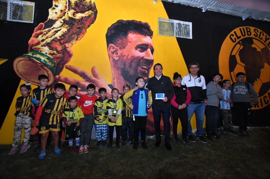 Presentaron el mural homenaje a Lionel Messi y a Diego Maradona en el Club “América”
