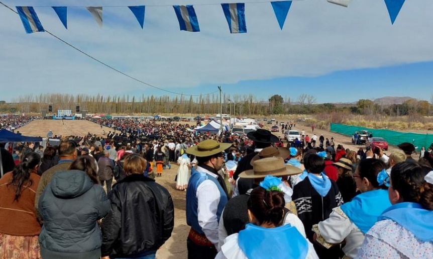 Las provincias celebran el 25 de Mayo con desfiles gauchos, ferias y pe�as