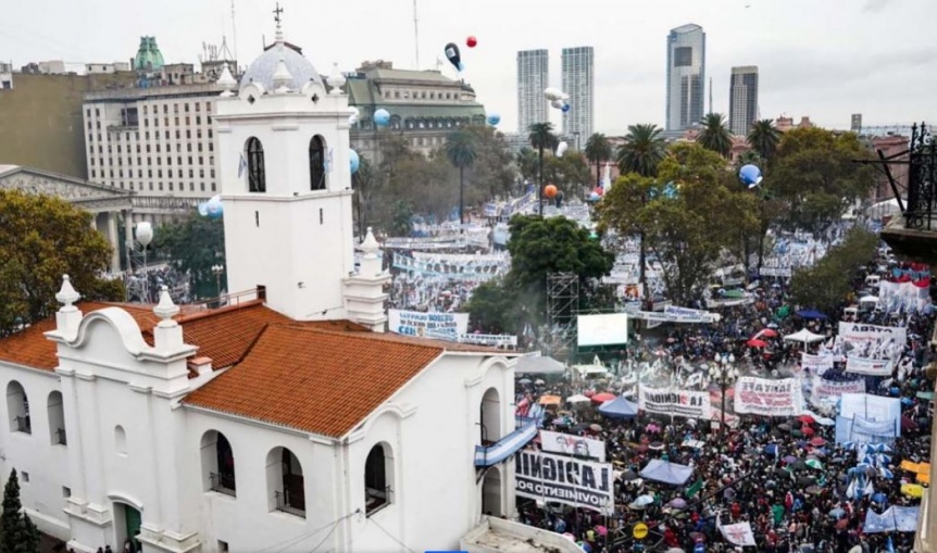 Pese a la lluvia, una multitud escuch� a Cristina en la Plaza de Mayo