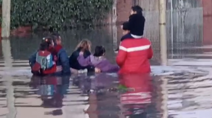 Una familia joven destrozada al huir de la inundación en Florencio Varela