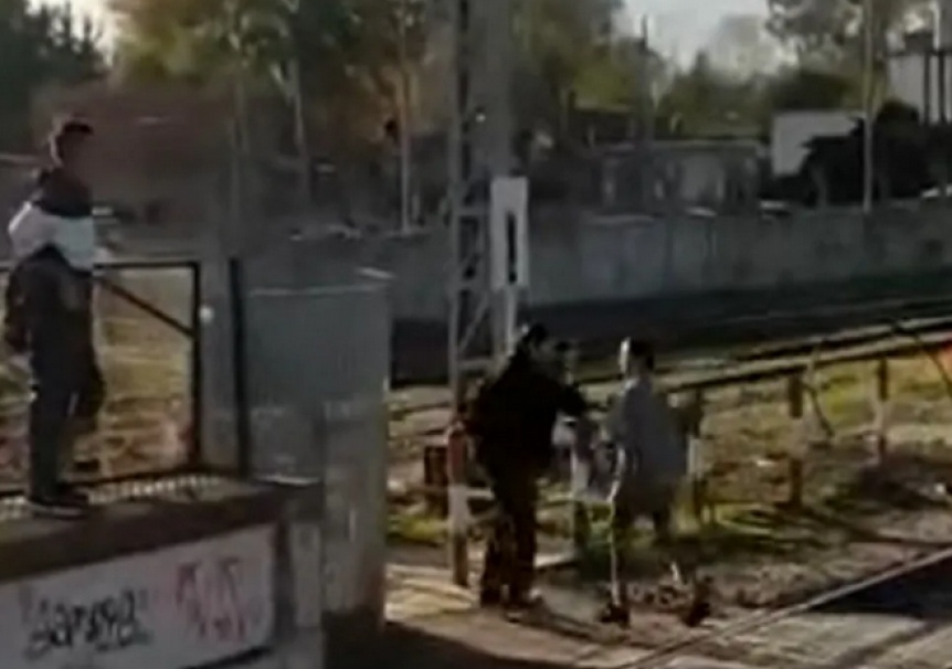 Violenta pelea en medio de las v�as del tren en Varela