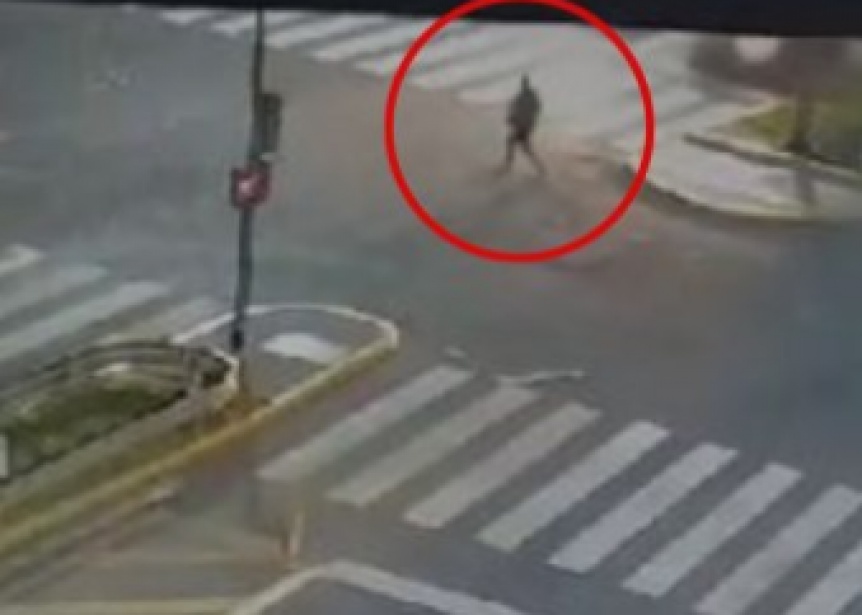 VIDEO | Las imágenes del polista que atropelló a una persona en la 9 de Julio