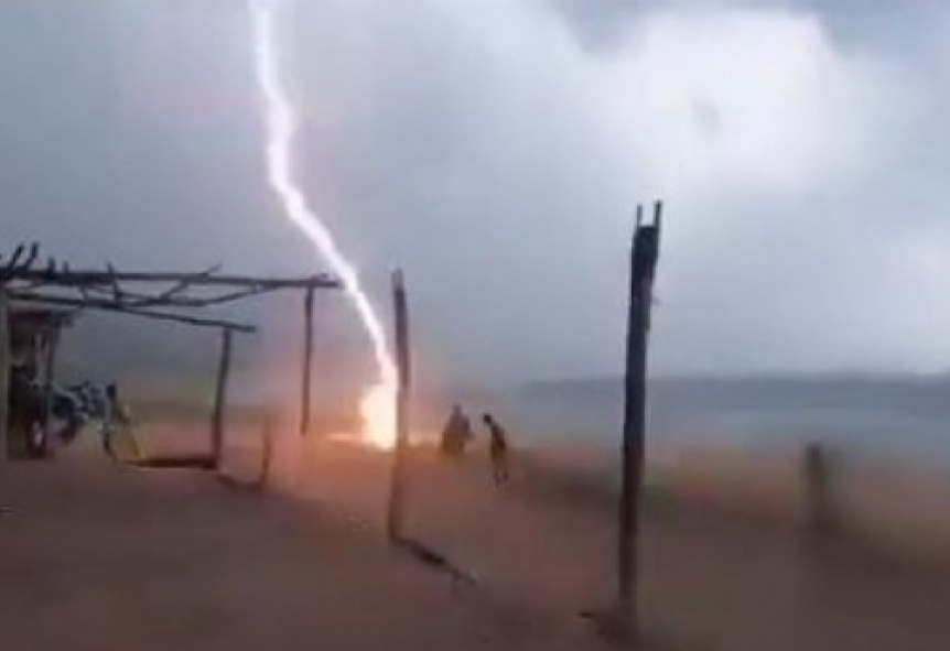 VIDEO | Impactante: Un rayo cay� sobre dos personas en la playa y murieron por la descarga