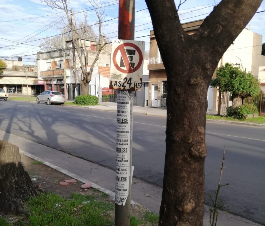 Reclaman por el incumplimiento de una se�al de prohibido estacionar en Quilmes Oeste