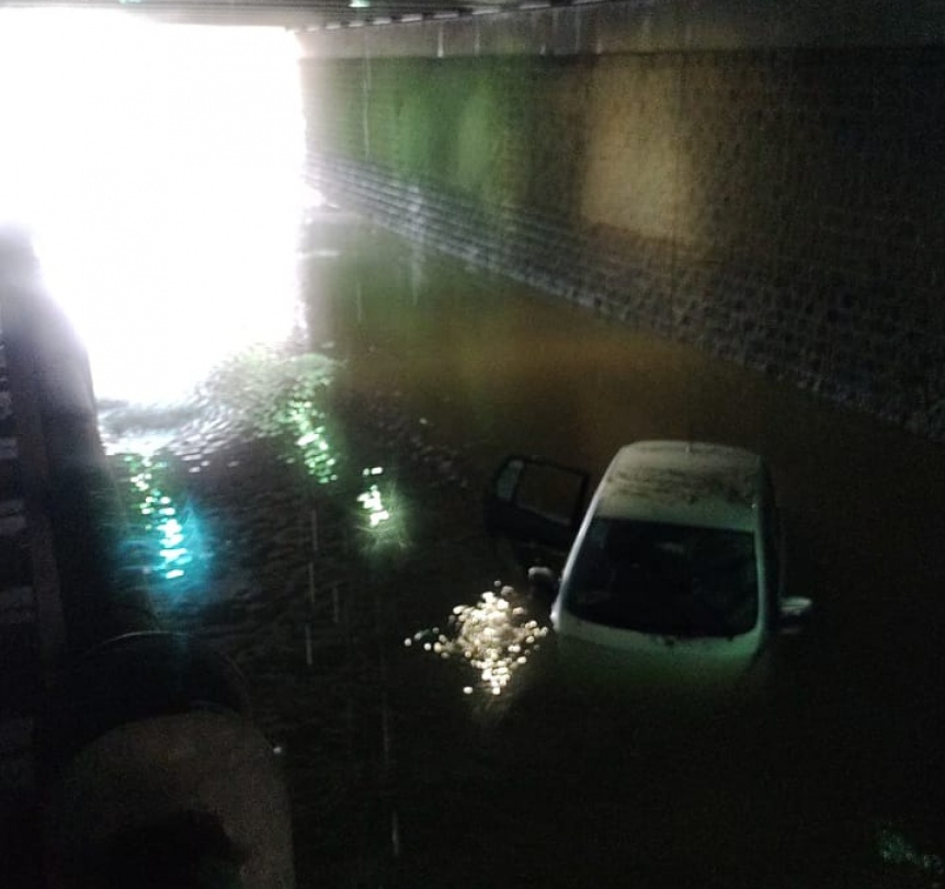 Berazategui: Muri� un sexagenario ahogado al quedar atrapado en su auto en un bajo nivel inundado