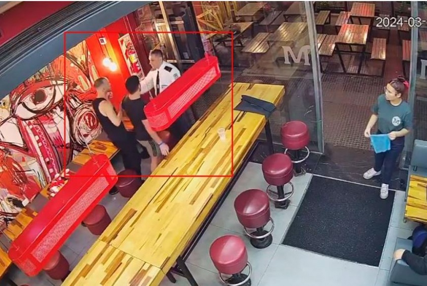 VIDEO | Ac no se filma: Un empleado de seguridad golpe a clientes de una hamburguesera