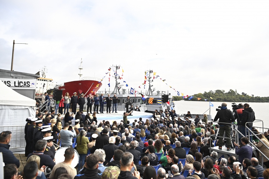 Se entregaron dos lanchas de instruccin a la Armada y una compuerta para la base naval de Puerto Belgrano