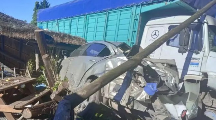 Accidente trgico en El Pato: Un camin sali de la Ruta 2 y se llev puesta una parrilla