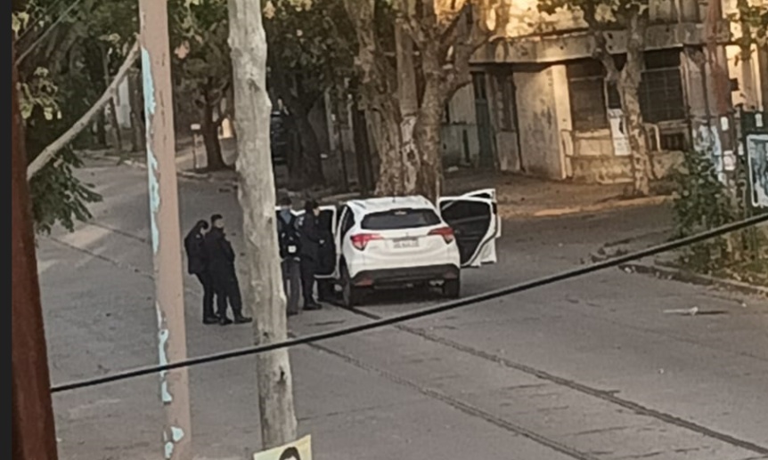 Encontraron a un joven muerto en el interior de un auto en Quilmes Centro