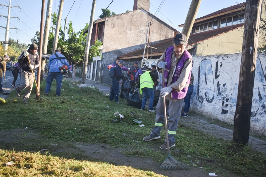 Operativo de limpieza entre los municipios de Quilmes y Almirante Brown en San Francisco Solano