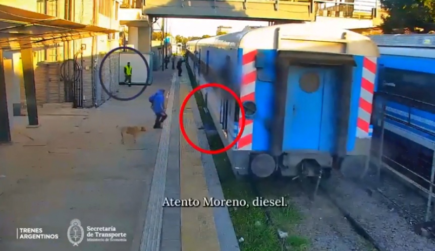 VIDEO: Momento en que una mujer quiso subirse a un tren en movimiento y se cay a las vas