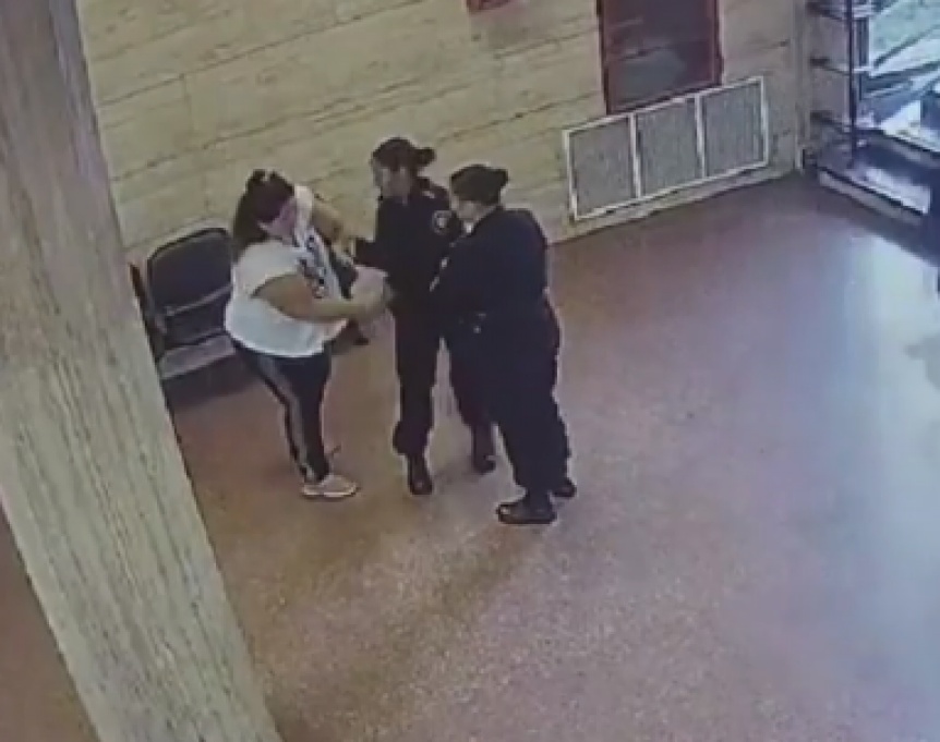 VIDEO | Mujer intent sacarle el arma a una polica en Rosario