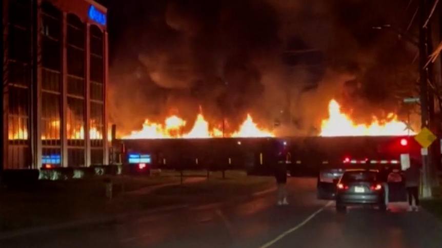 VIDEO | Un tren envuelto en llamas atraves la ciudad de Ontario en Canad