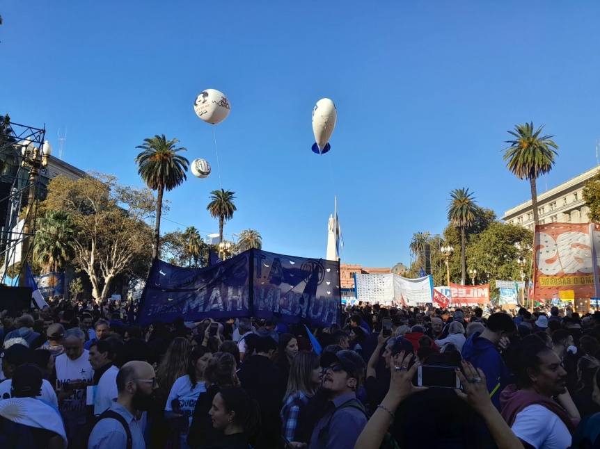 Marcha Federal Universitaria contra el ajuste libertario: Una multitud protest en Plaza de Mayo