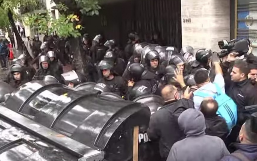 La polica de la Ciudad desaloj una protesta de choferes de colectivos