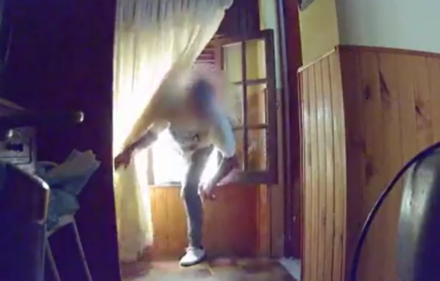 VIDEO | Faltaba plata en la casa, puso una cmara oculta y el ladrn era el novio