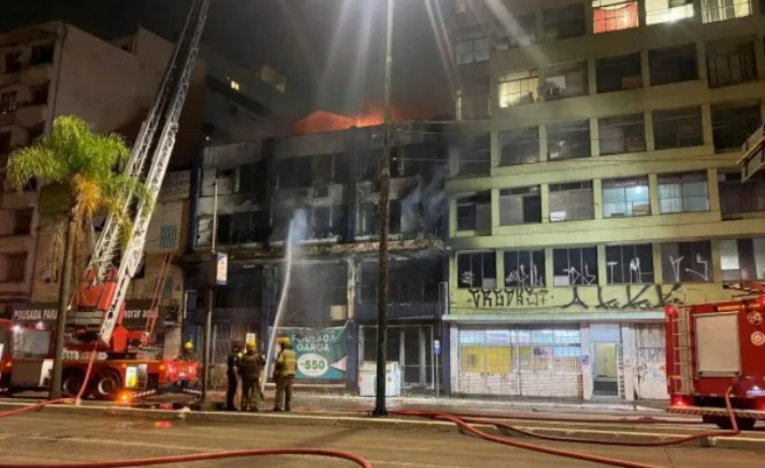 VIDEO | Impresionante incendio en Porto Alegre: Al menos 10 muertos y varios desaparecidos