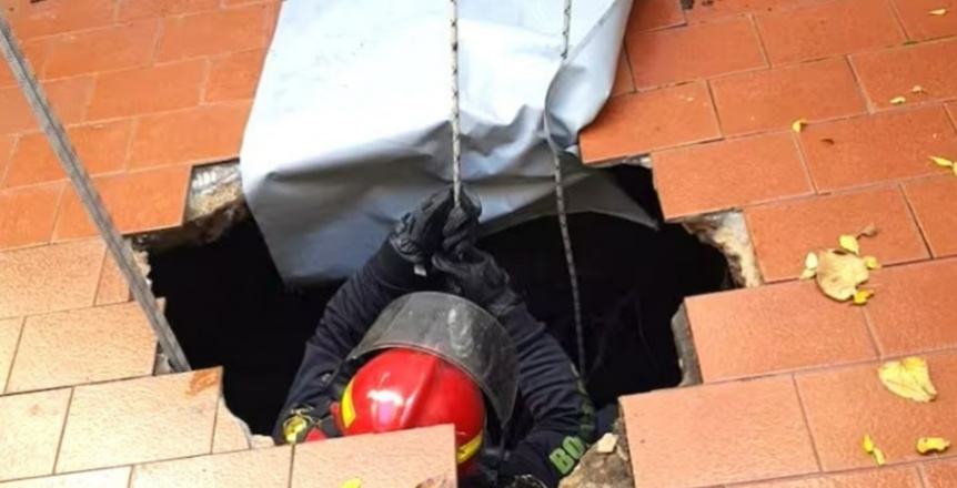 VIDEO | Una jubilada barra su casa, el piso colaps y cay 7 metros bajo tierra a un pozo ciego