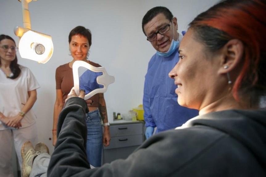 Mayra Mendoza entreg nuevas prtesis dentales a vecinos de la Ribera