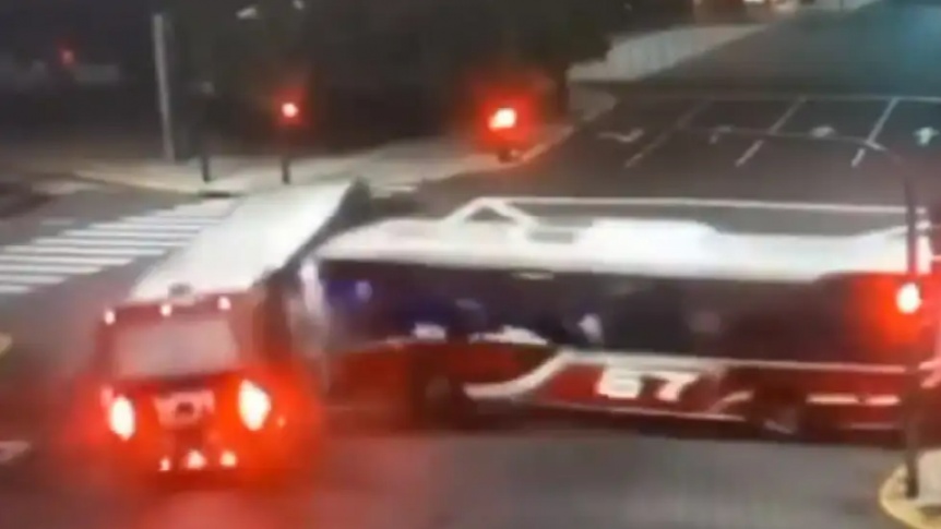 VIDEO | Dos colectivos protagonizaron un espectacular accidente en la Avenida 9 de Julio