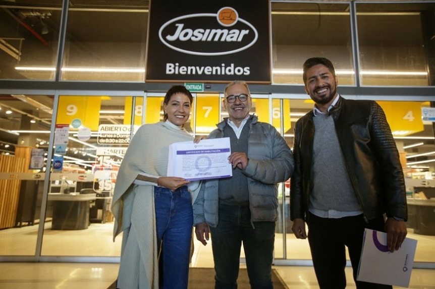 Mayra Mendoza se reuni con Gastronmicos y le entreg la habilitacin al supermercado Josimar