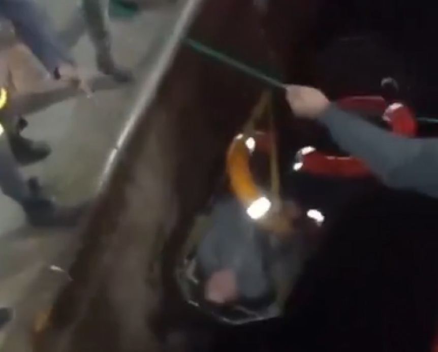 VIDEO | Prefectura rescat a un hombre que cay de una embarcacin