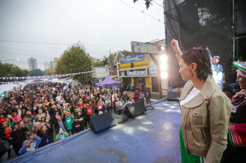 Mayra Mendoza junto a miles de quilmeos en el cierre de la Fiesta de las Colectividades