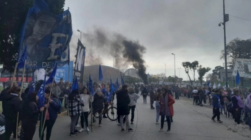 Piqueteros duros marchan cerca de Milei: tensin y presencia policial