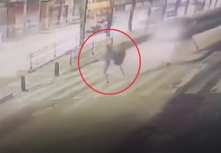 VIDEO | Impactante: Atropell a dos adolescentes a mxima velocidad en una avenida