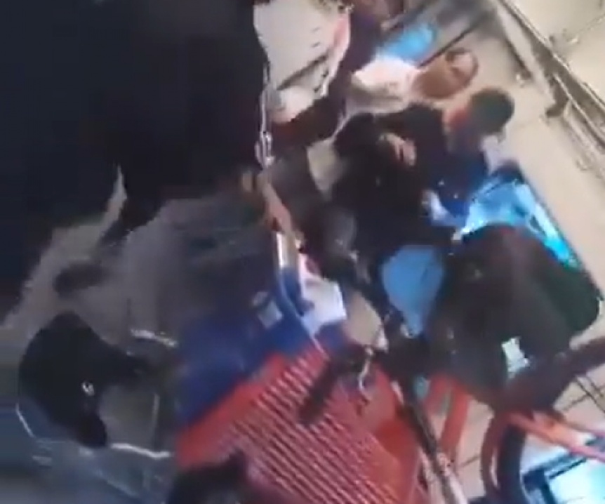VIDEO | Se tir del tren en movimiento para evitar ser detenido por la polica