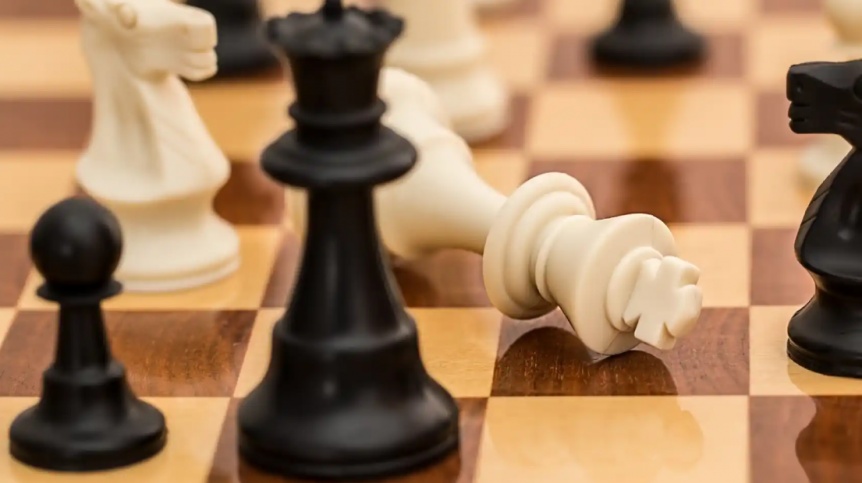 Para jugar al ajedrez de la democracia, deben convivir las piezas blancas y negras