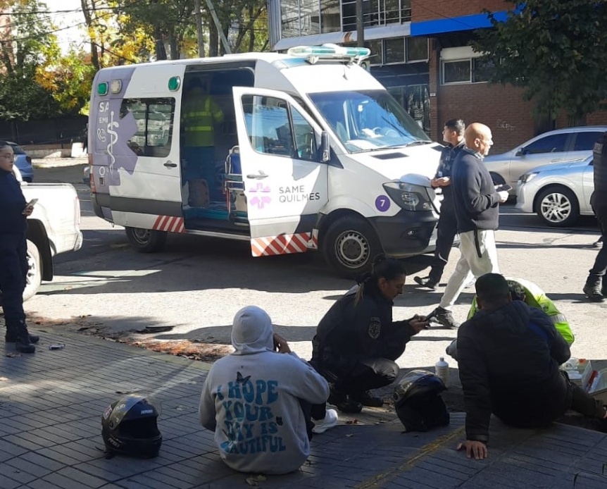 Dos heridos al chocar un auto y una moto en Quilmes Centro