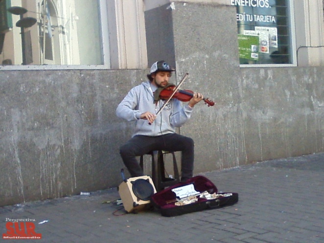 Joven violinista causa sensacin en la peatonal Rivadavia