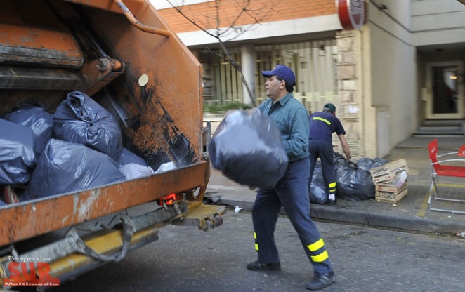 Acusan a un camin recolector de extorsionar a vecinos para levantar la basura