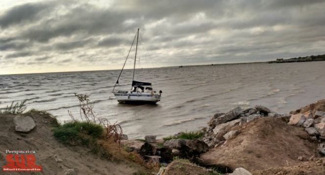 Barco encall en la arena en la Ribera de Quilmes