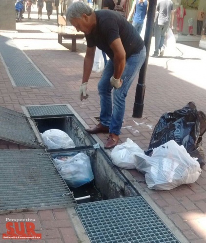 Encontraron bolsas de basura en los sumideros de la peatonal Rivadavia