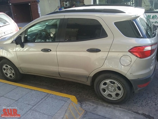 Auto re-mal estacionado en Quilmes centro