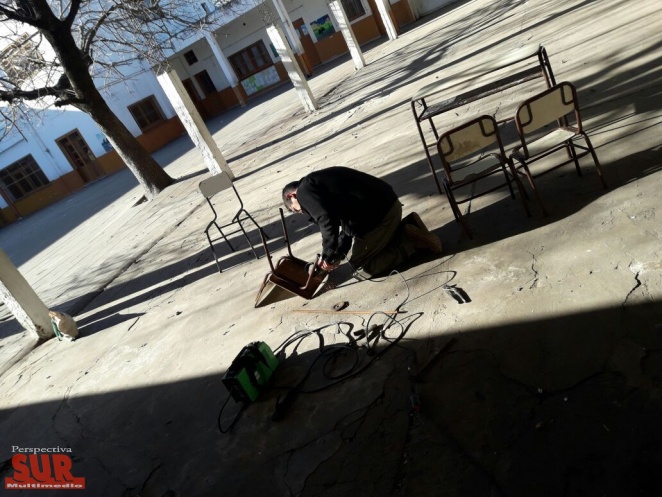 Padres solidarios reparan mobiliario en la Primaria 8 de Quilmes