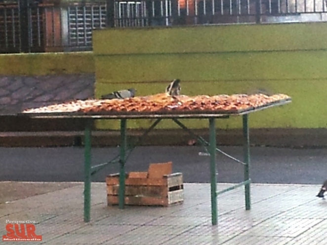 Palomas sobre productos alimenticios a la venta en la estacin de Quilmes