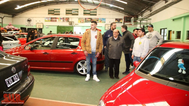 Exposicin de autos tuning a beneficio de escuelas de Berazategui