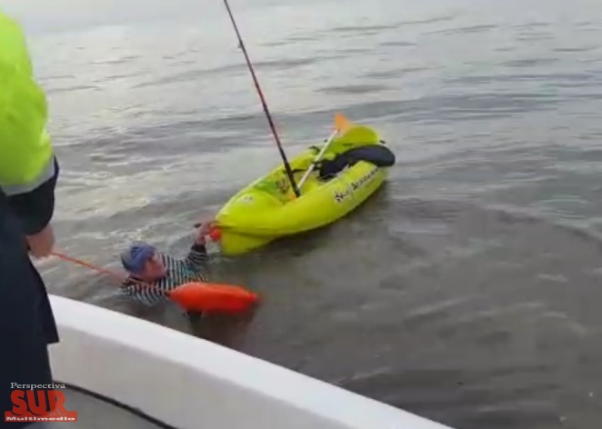 Guardavidas rescataron a un pescador que cay de su kayak