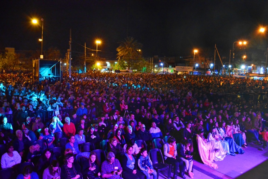 Multitudinario show  Peteco Carabajal y Los Totora en la fiesta de Solano