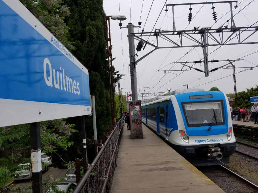 Pasajeros quilmeos felices con la llegada del tren a La Plata