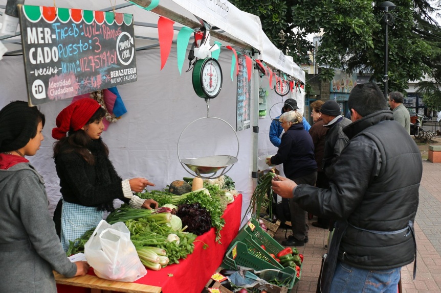Carne, frutas y verduras econmicas en la Plaza Rigolleau de Berazategui